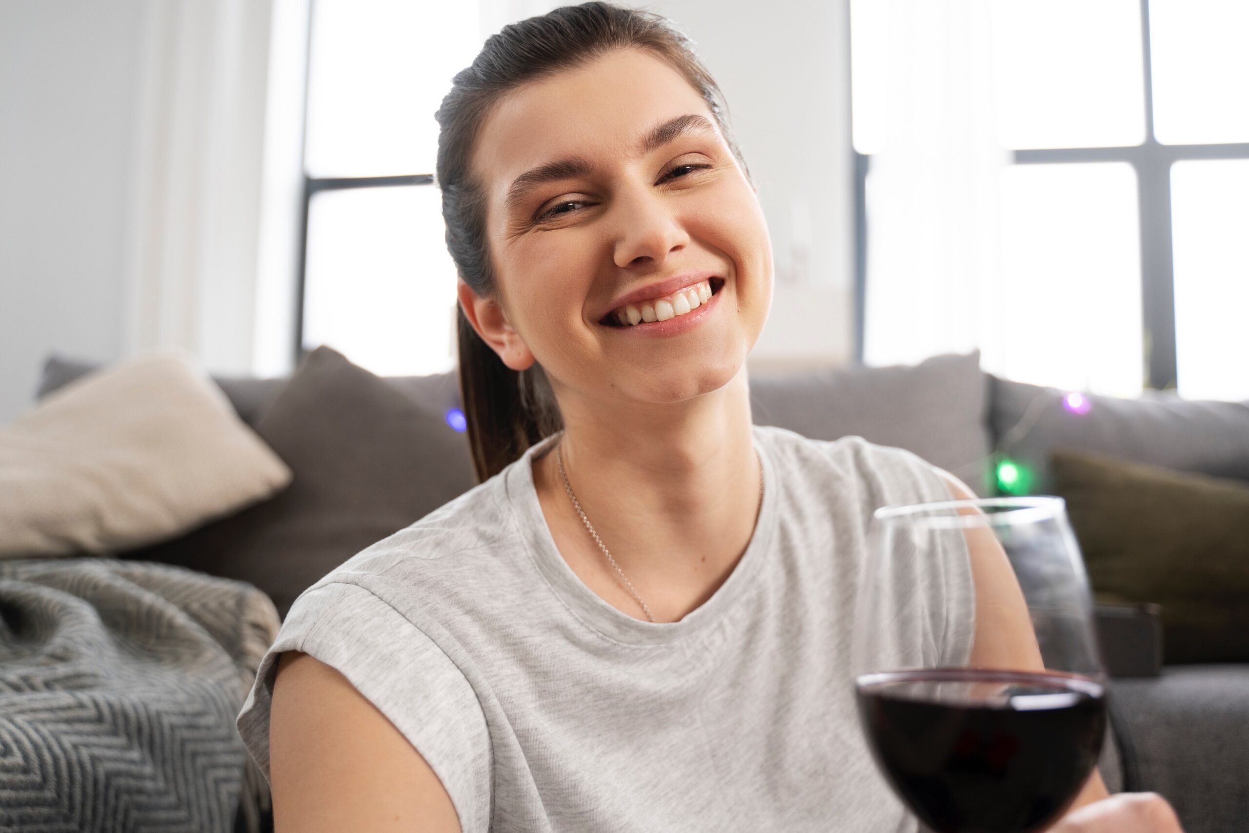 Co niszczy licówki? Kawa, wino i czynniki, o których pacjenci często nie wiedzą